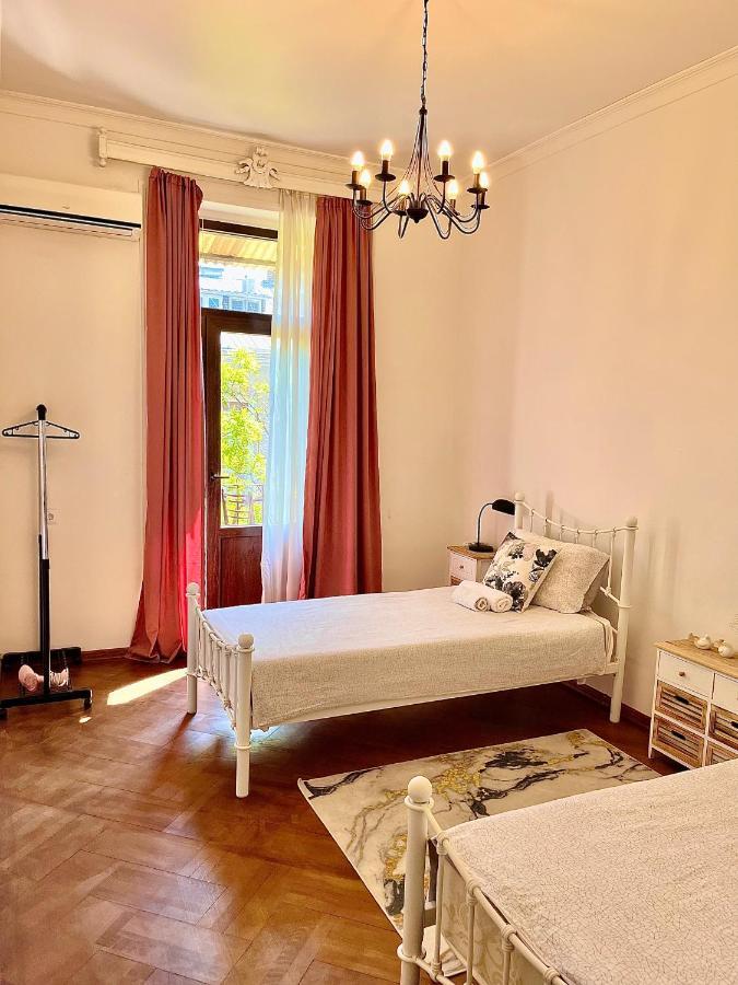 Pigeon Guest House Tbilisi Bagian luar foto