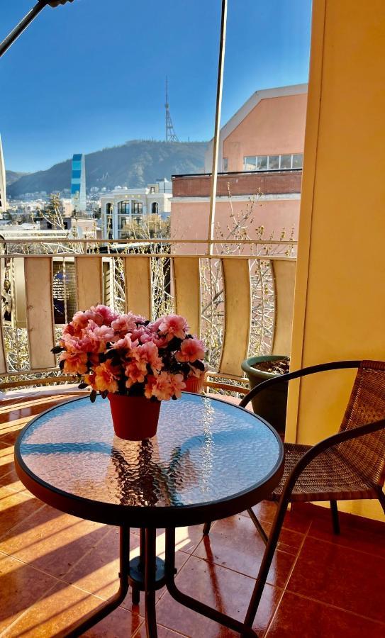 Pigeon Guest House Tbilisi Bagian luar foto